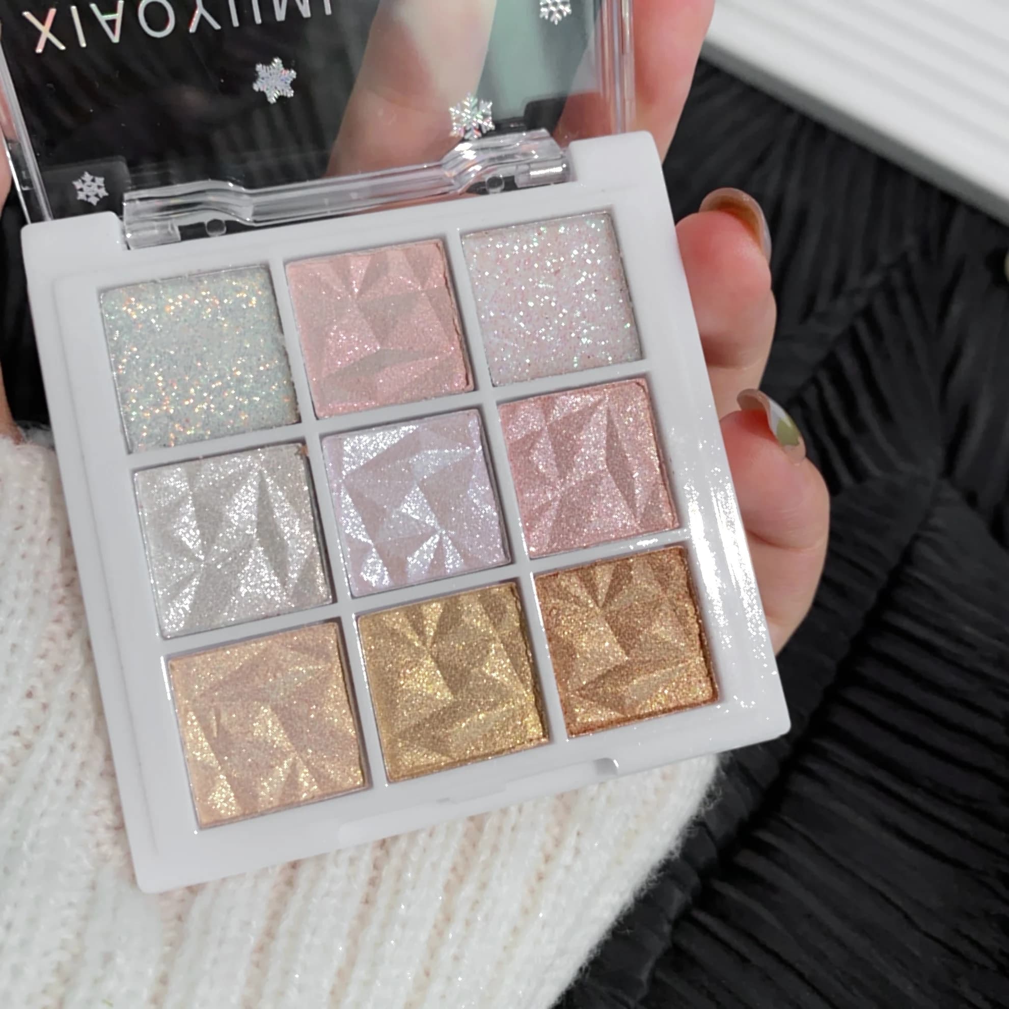 Palettes of glitter shades for nine colors Fine glitter perlescent glitter that highlight the lasting colors
