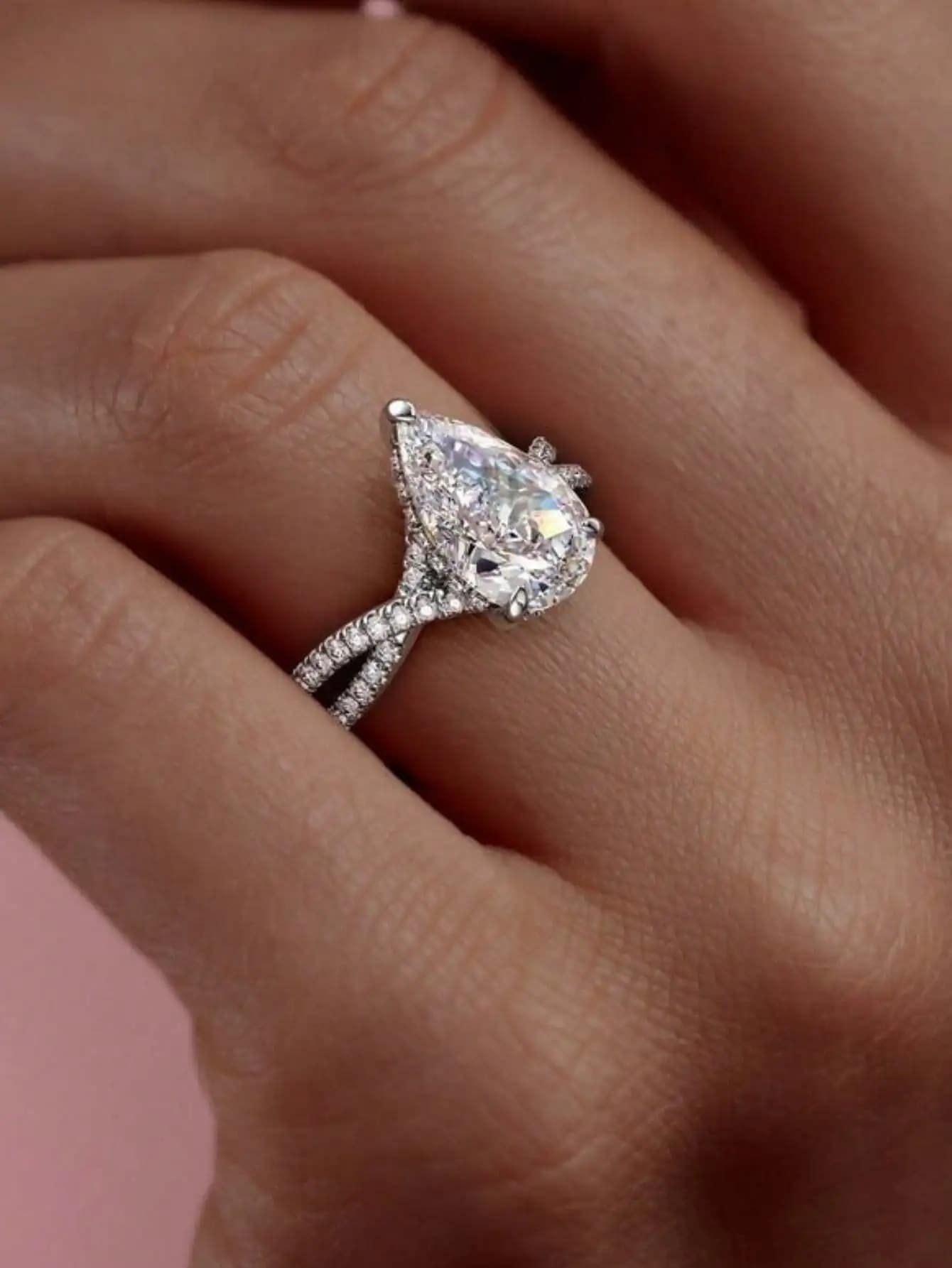 Anello di lusso con design a goccia d'acqua in cristallo per le donne, regalo di gioielli per feste di fidanzamento e matrimonio