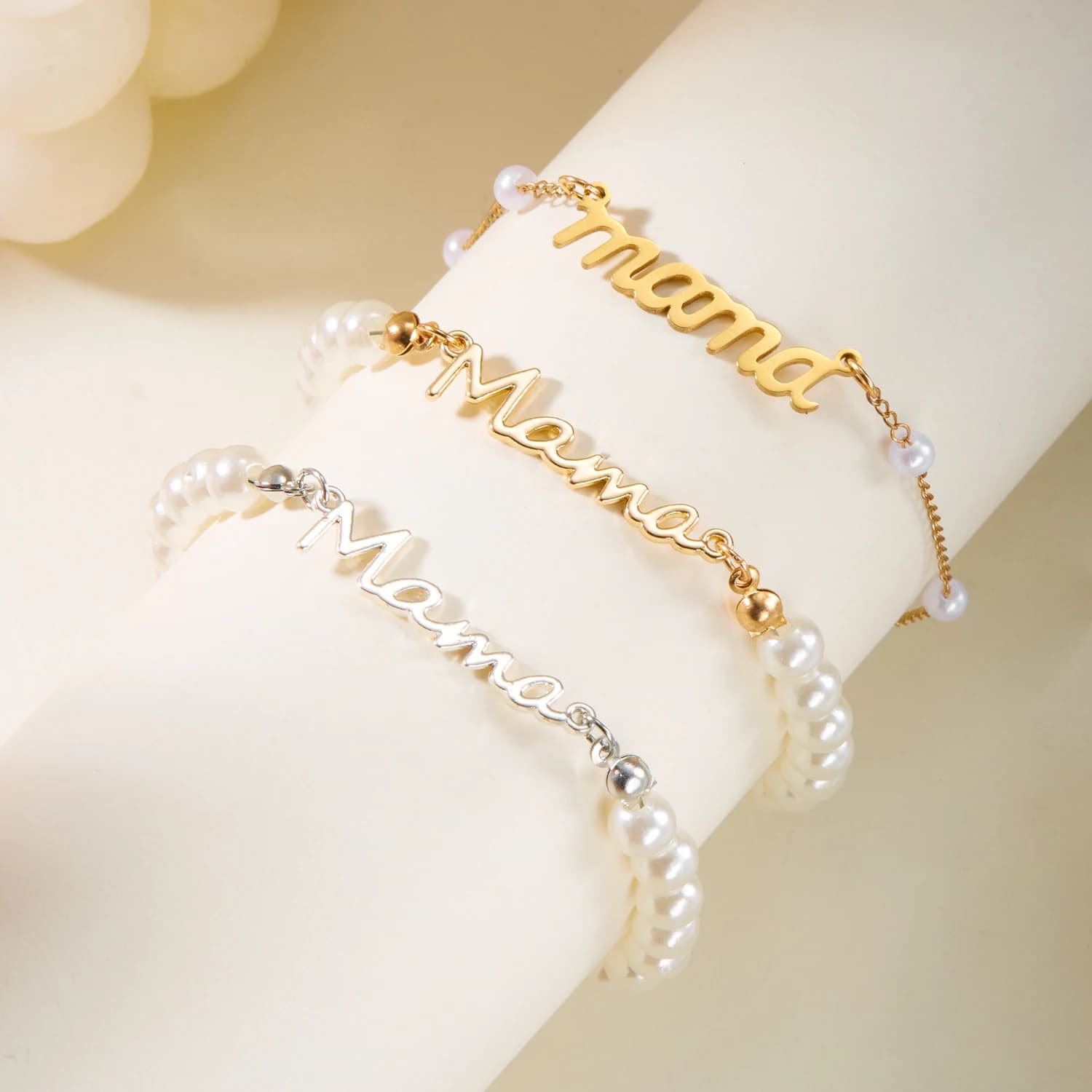 Nuovo elegante braccialetto di perle finte per la festa della mamma, ciondolo con lettera Mama, braccialetto in acciaio inossidabile per gioielli da donna, regalo per la mamma
