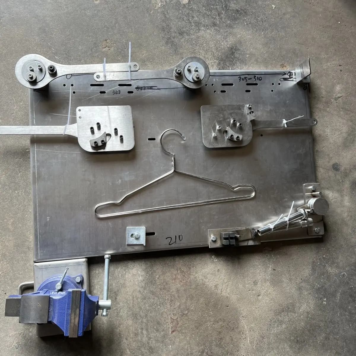 Appendiabiti manuale da 1-4 mm che produce macchine manuali per piccoli vestiti Appendiabiti manuale per tavolo/macchina per appendiabiti che fa manuale