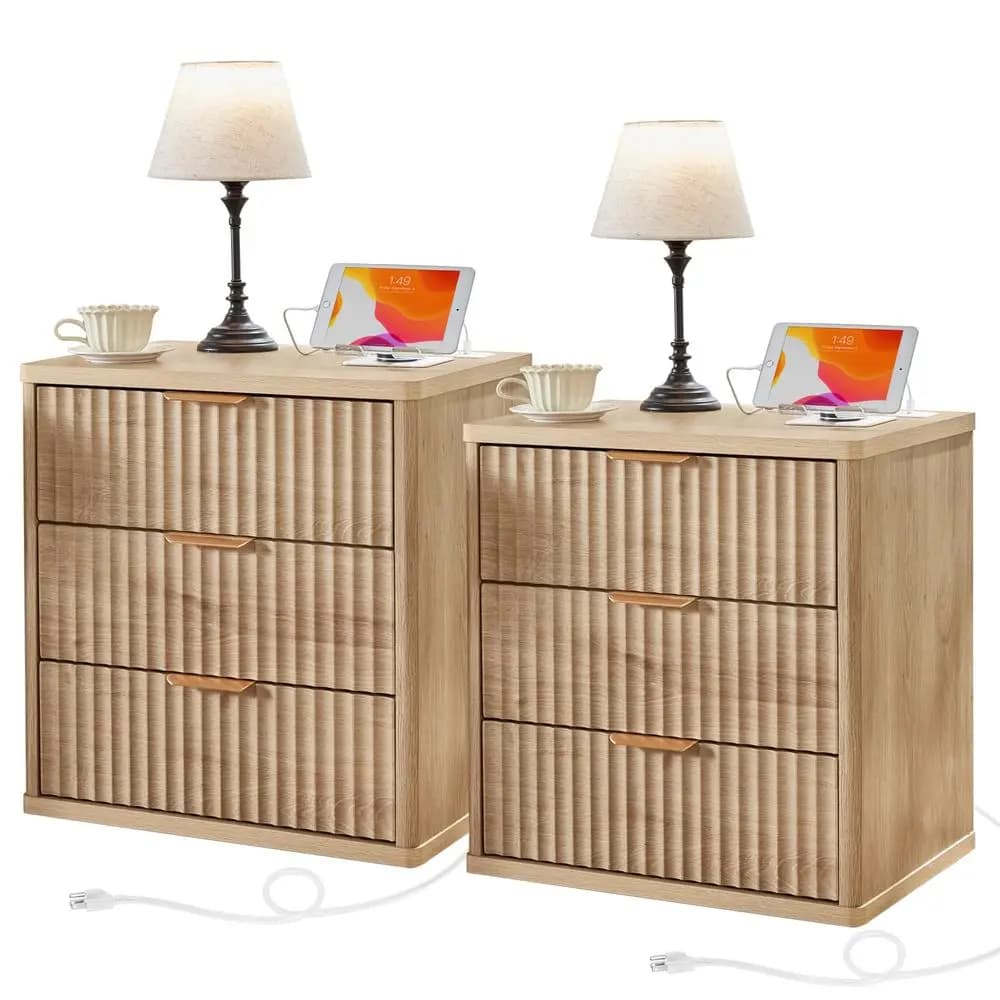 Set di 2 Comodini Larghi Scanalati Stile Rustico con Stazione di Ricarica, Tavolino Grande a 3 Cassetti con Maniglia in Metallo, Colore Naturale