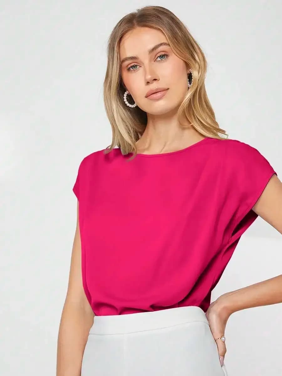 Camicetta asimmetrica con maniche a pipistrello in fucsia vivace per abbigliamento professionale, didattico o smart casual – Elegante e minimalista