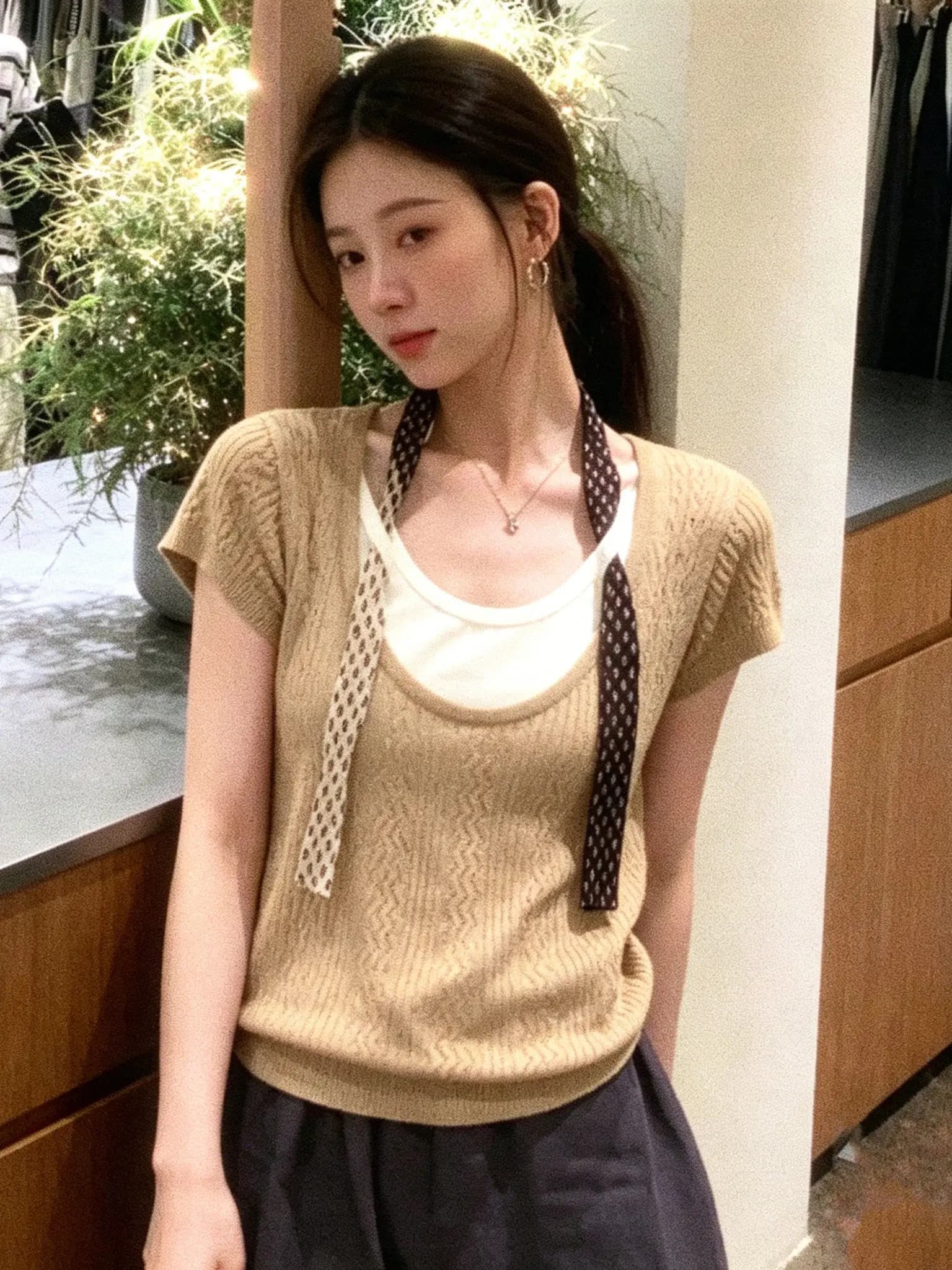 Elegante T-Shirt Lavorata a Maglia a Maniche Corte con Design Sciarpa in Seta, Top Estivo Casual da Donna in Materiale Morbido e Traspirante