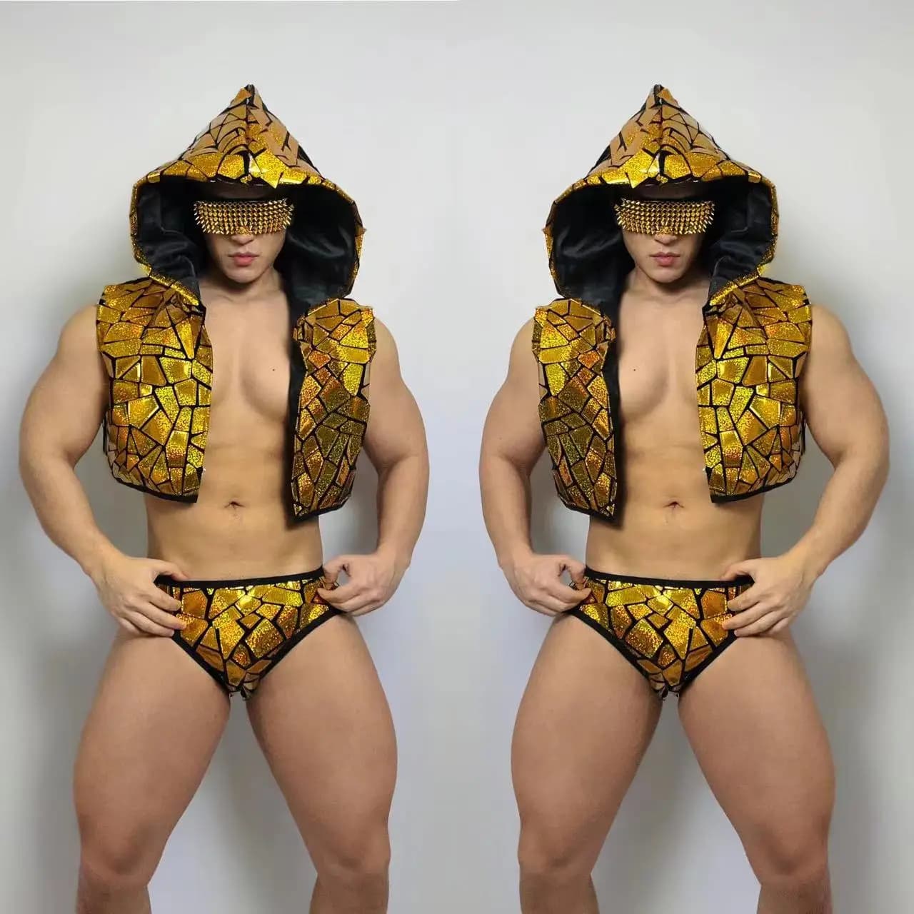 Costume da Ballerino Maschile Sexy per Bar e Discoteca, Gilet con Cappuccio e Pantaloncini con Paillettes Dorate e Argentate, Outfit per Performance sul Palco