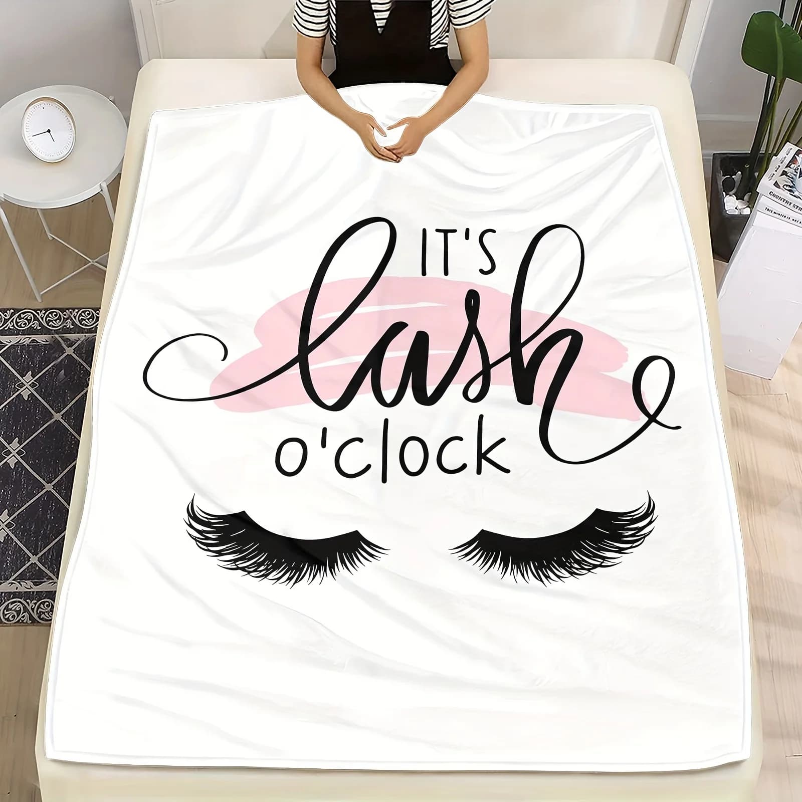 Modern Beauty Salon Style Eyelash Throw Blanket Script Lettering Motif Chic Bedding Warm Office Nap Accent Blanket