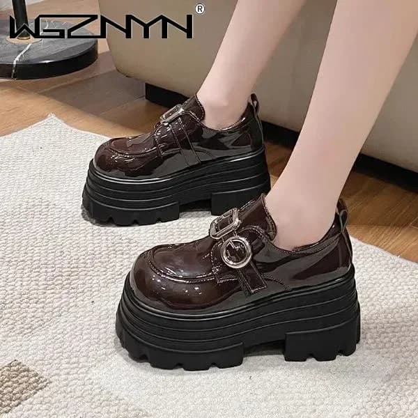 Scarpe da ginnastica robuste da donna con zeppa con plateau di marca alta primavera autunno in pelle verniciata di marca Scarpe con cinturino con fibbia calda invernale moda