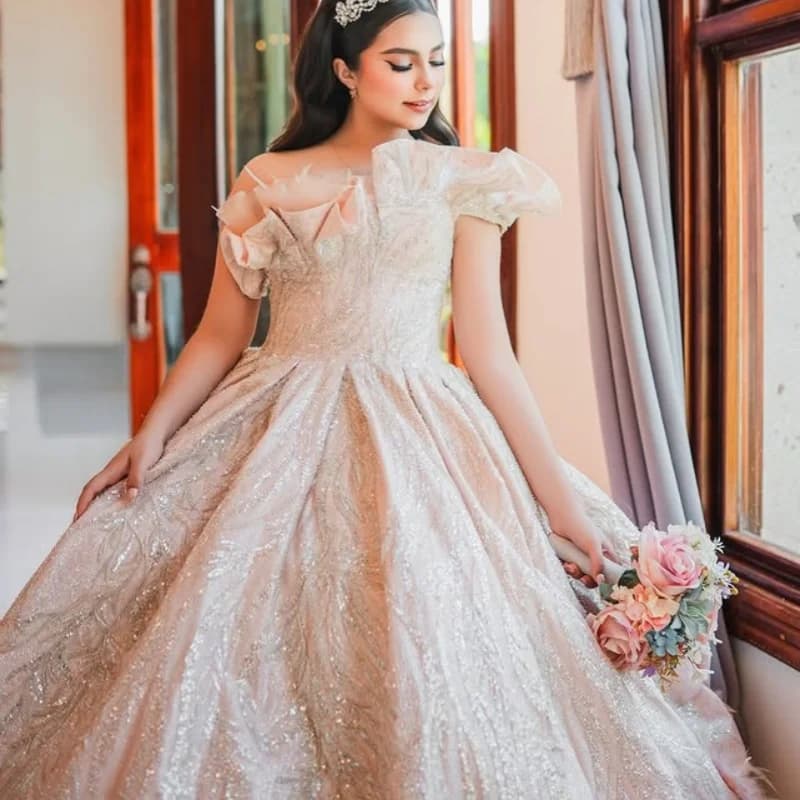 Abito Quinceanera rosa chiaro lucido con spalle scoperte Decalcomania glitter in pizzo Coda lunga abiti da 15 Quinceanera Personalizza