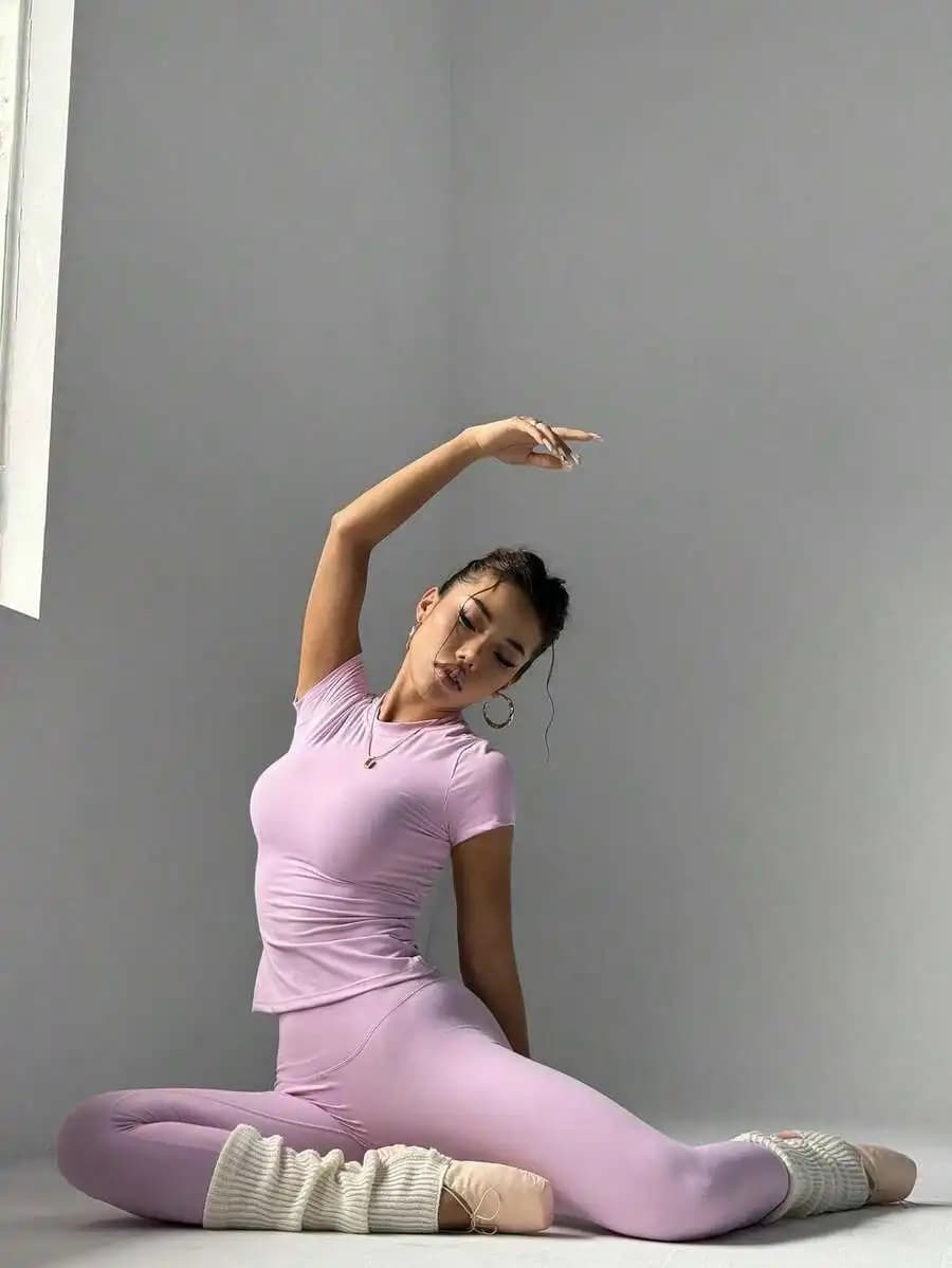 Set di top corto a tinta unita color lavanda e leggings a vita alta, abbigliamento da yoga e danza elasticizzato e aderente