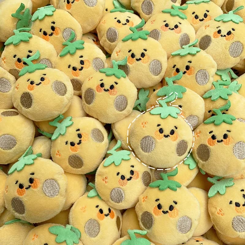 SS 2026 Nuovo Ciondolo a Spilla in Peluche a Forma di Bambola Arancione, Accessorio per Borsa e Abbigliamento, Regalo Fai da Te