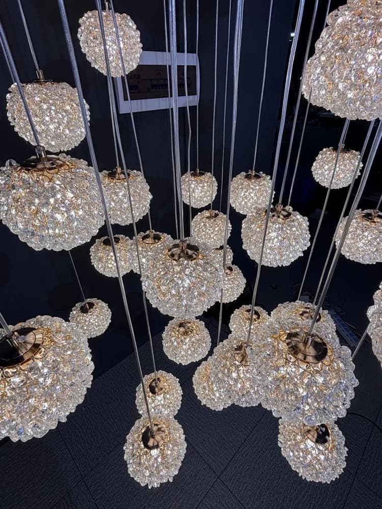 Lampadario moderno a soffitto con paralume a sospensione a sfera in vetro a led per scala, edificio duplex, villa, loft, illuminazione per soggiorno cavo