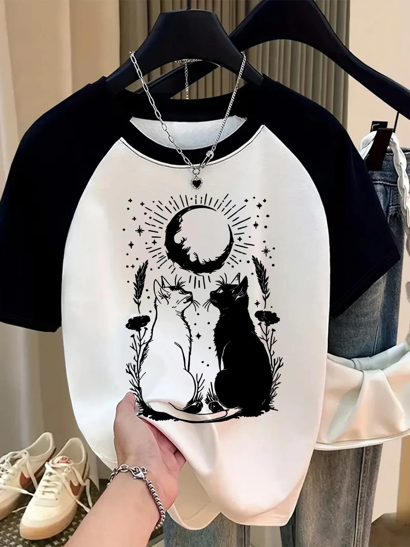 Women's Fashion T-Shirt Black and White Color Block Raglan Sleeve T Shirt with Cat and Moon Print Casual Style Clothes Female