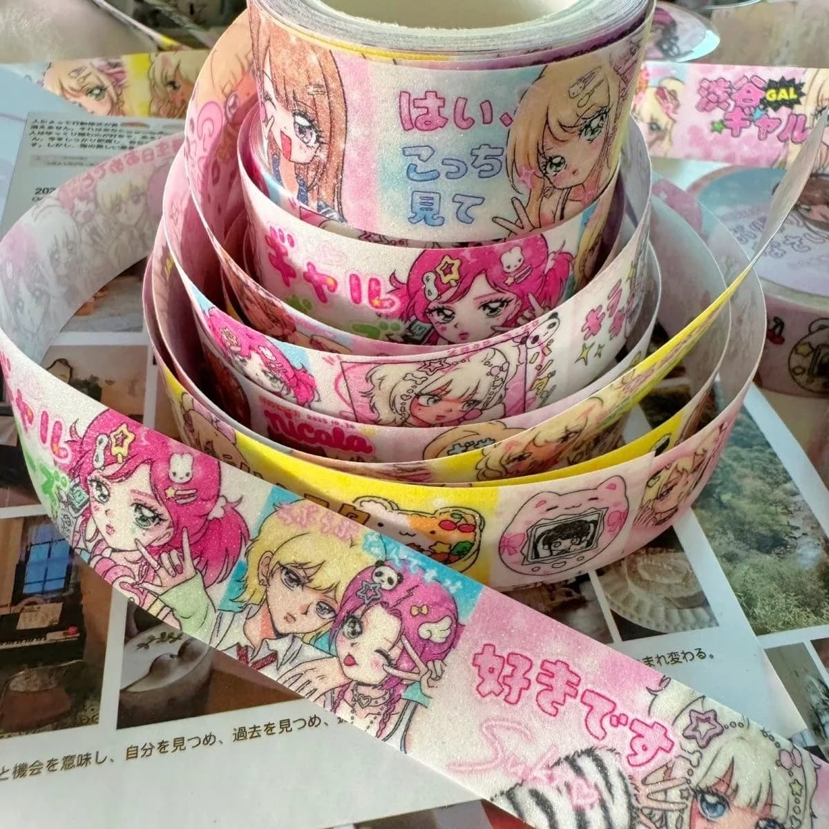 Nastro Adesivo Decorativo con Ragazze Giapponesi Stile Shibuya, Tema Salmone, per Confezioni e Decorazioni, con Belle Ragazze Antiche e Effetto Sabbia Brillante, Idea Regalo