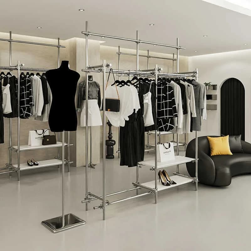 Appendiabiti in acciaio inossidabile per negozio di abbigliamento femminile, stile industriale, scaffalatura per esposizione vestiti.