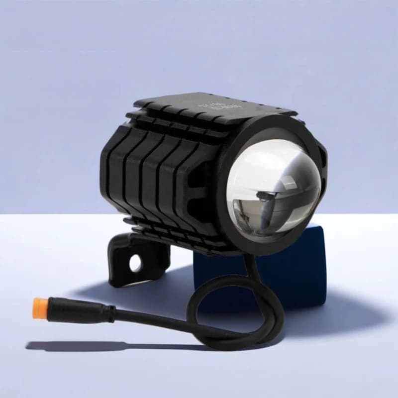 Fari per auto, luci per veicoli, potenti faretti lampeggianti, illuminano l'autostrada sia da lontano che da vicino, Hummingbird Electric.