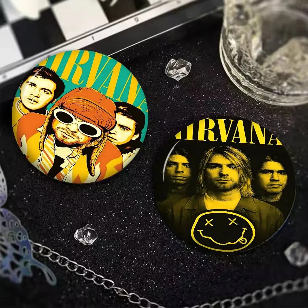 Spilla Rotonda Fatta a Mano con Personaggi dei Cartoni Animati della Rock Band N-Nirvana, Distintivo Anime, Gioielli per Zaini, Vestiti, Regali