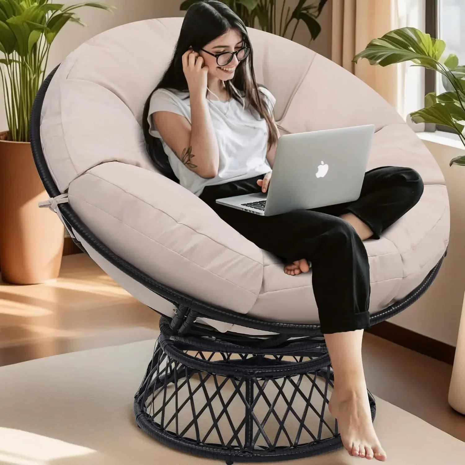 Poltrona Papasan Ergonomica Oversize in Rattan con Cuscino Spesso e Morbido, Girevole a 360°, Impermeabile, Struttura Nera, Cuscino Beige