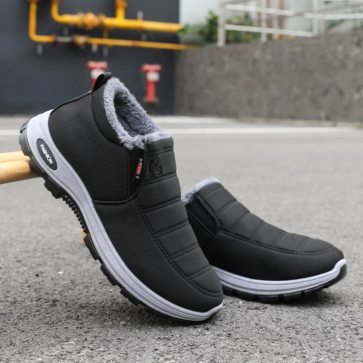 Fleece-lined and warm, stylish and versatile, lightweight and minimalist men's snow boots.