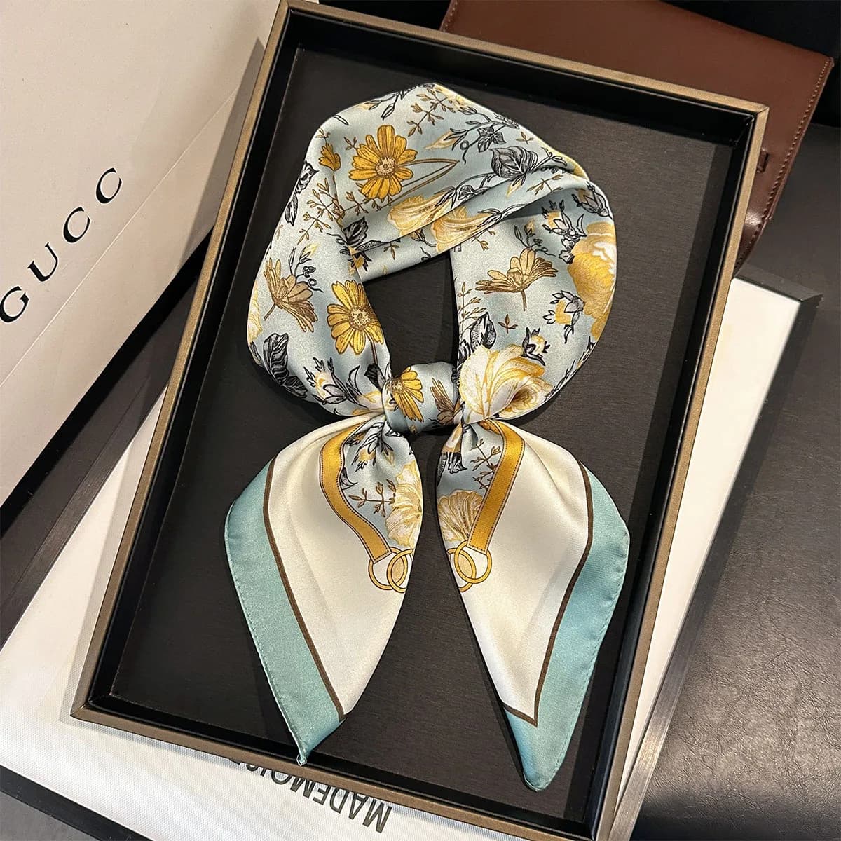Sciarpa di seta da donna quadrata di lusso da 70 cm con stampa floreale Sciarpe firmate Scialle Bandana Hijab Fazzoletto da collo avvolgente