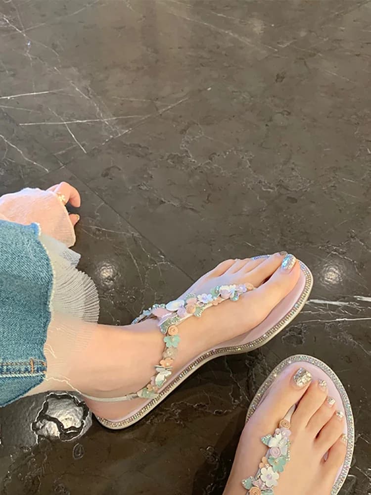 Sandali piatti viola con strass floreali infradito Donna Estate 2025 Pantofole da spiaggia con cinturino alla caviglia con punta aperta Scarpe moda per donna