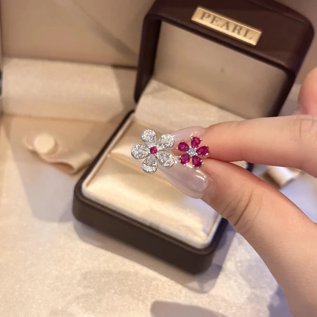 Anelli di fiori rossi con diamanti pieni di diamanti in argento 925 abbagliante alla moda e di alta qualità per le donne, regali di gioielli squisiti e di lusso leggero