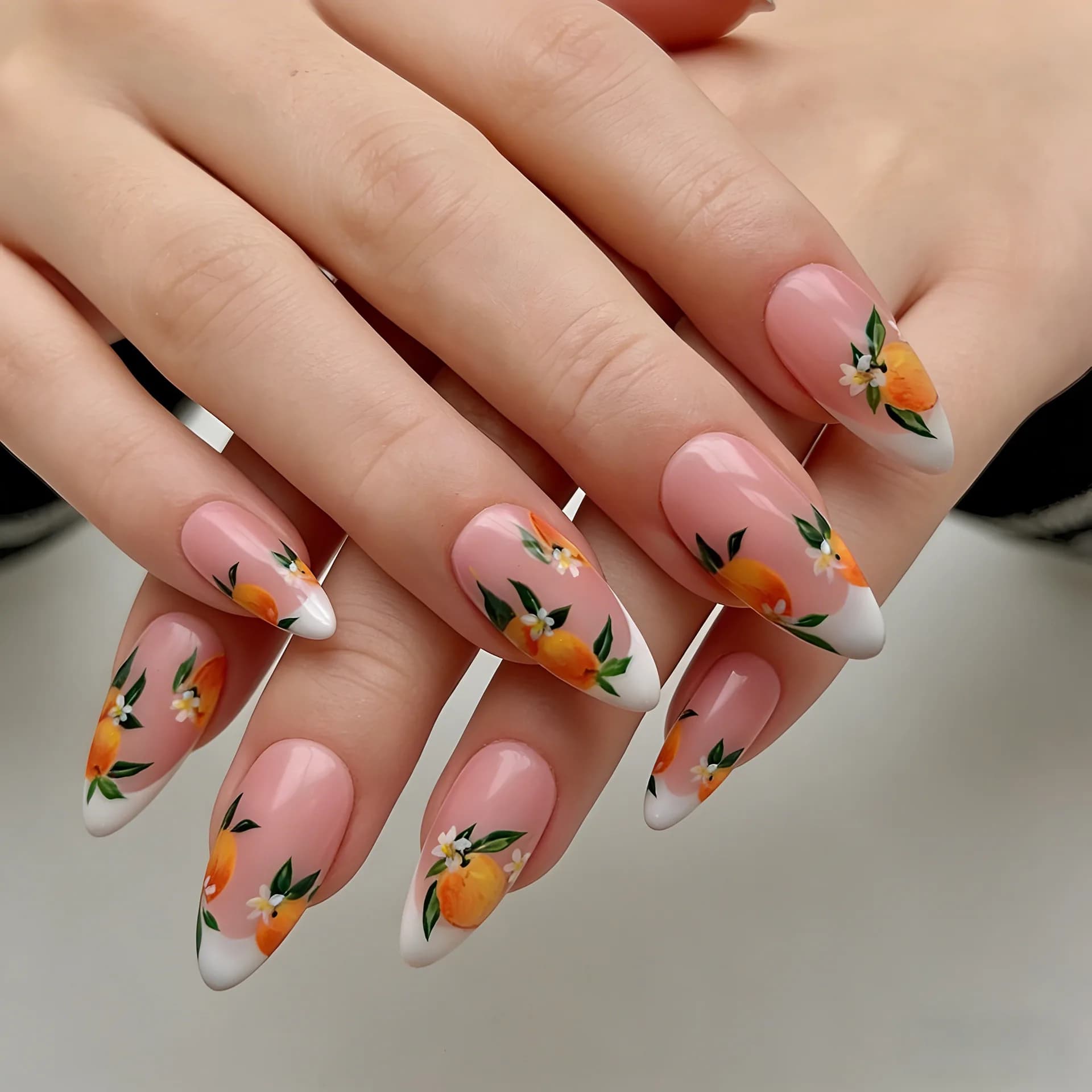 Nuova Collezione 2026: Nail Art Minimalista Stile Francese con Bordi Bianchi, Motivo Floreale Arancione Dipinto a Mano su Sfondo Rosa Nude