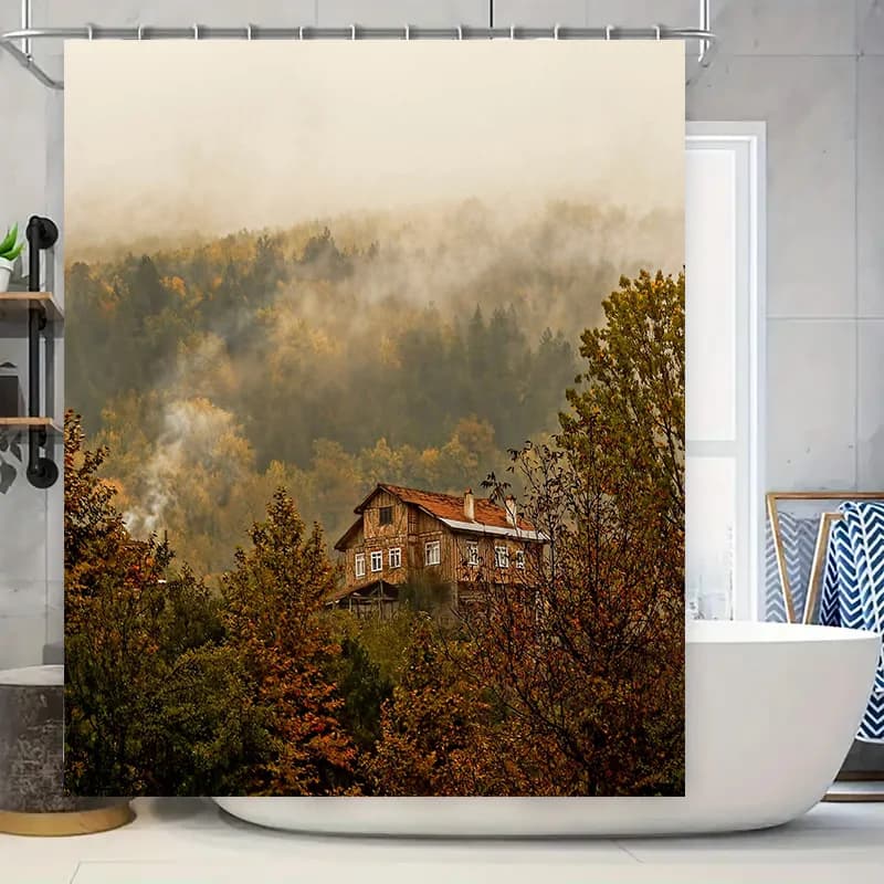 Tenda da doccia per la casa della foresta autunnale: mattina nebbiosa nei boschi con decorazione autunnale per il fumo del camino per bagni