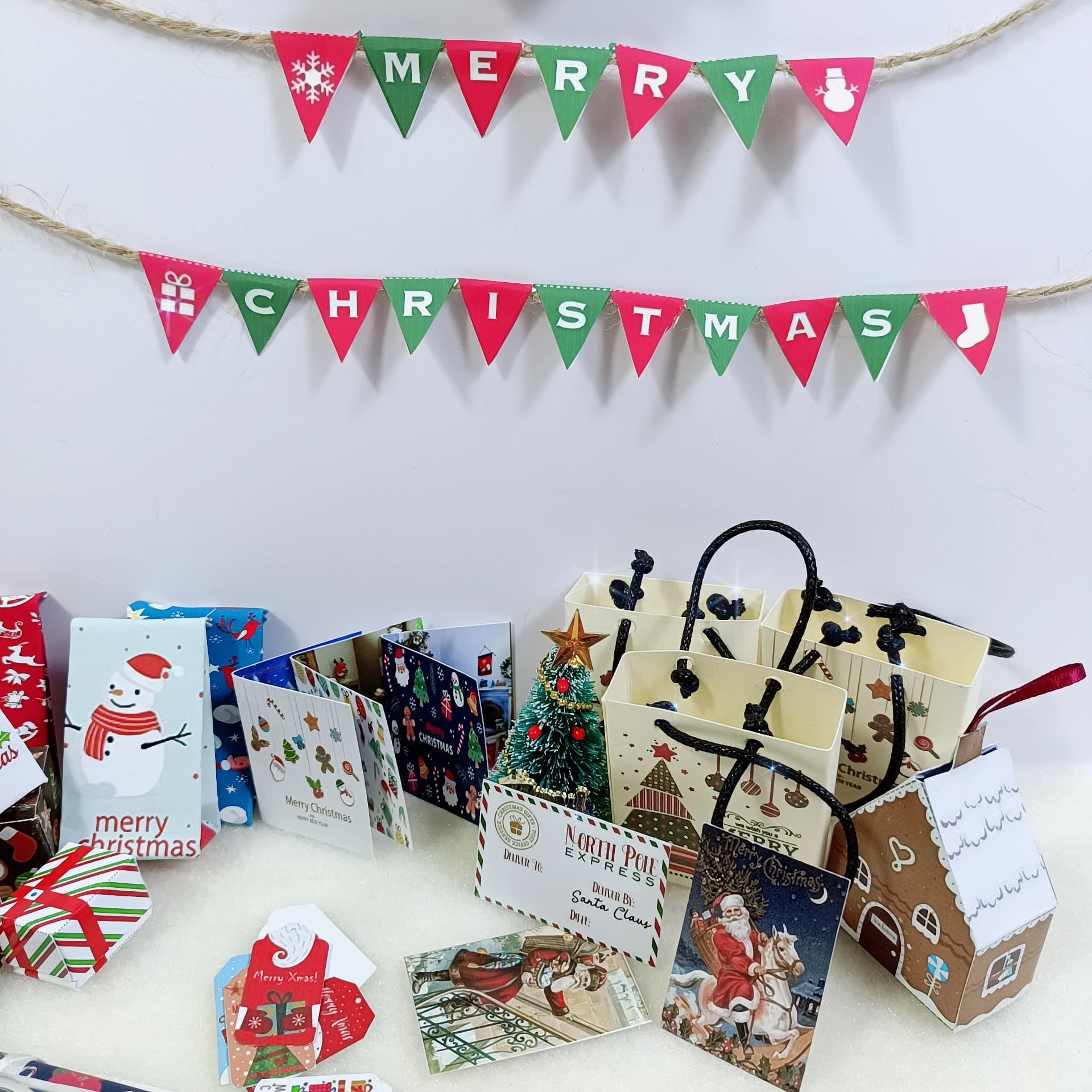 Nuovo regalo di natale in miniatura per casa delle bambole (biglietti di auguri in scala, poster, cartoline, borse, piccole scatole regalo) per accessori per bambole 1/6