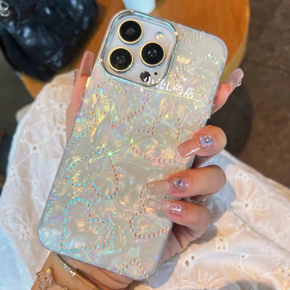 Customized laser-engraved heart-shaped rhinestone all-inclusive phone case, suitable for iPhone.