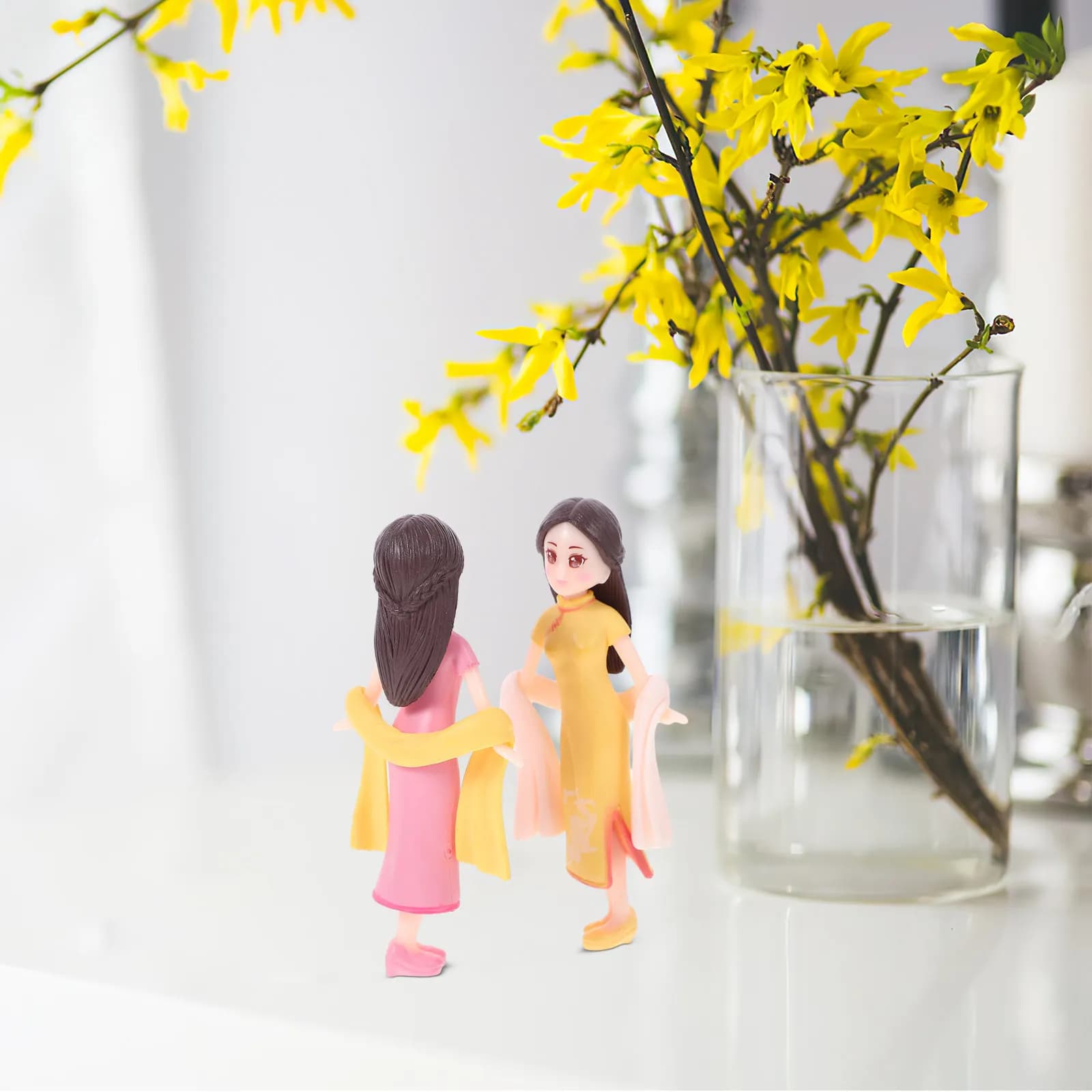 Raffinata Scultura in Resina di Ragazza in Cheongsam Cinese, Decorazione da Scrivania con Sciarpa di Seta Gialla e Rosa, Ornamento per Casa e Ufficio, Artigianato Tradizionale