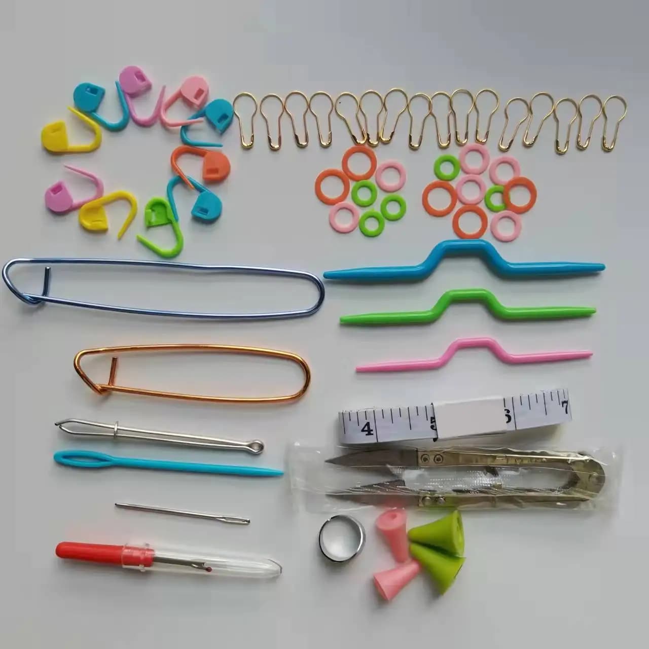 Set completo di 56 uncinetti, accessori per lavoro a maglia, aghi per lavori artigianali fai da te, aghi da cucito, kit per artigianato con custodia.
