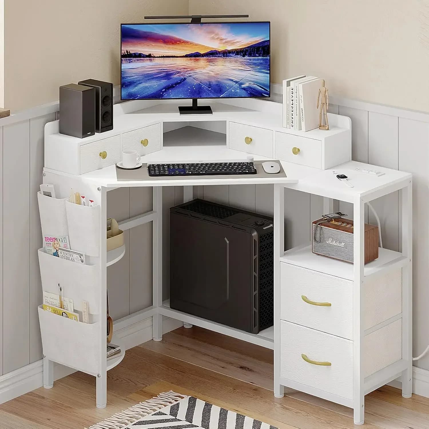 Scrivania ad Angolo con 6 Cassetti e Ripiani per Spazi Ristretti, Scrivania per Computer con Prese di Corrente, Scrivania da Gaming con Supporto per Stampante e Monitor