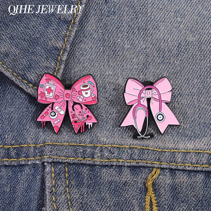 Rosa Bowknot Strumenti medici Stetoscopio Spille smaltate Guanti chirurgici Capsula Cerotto Spille Vestiti Distintivi da bavero Regalo di gioielli