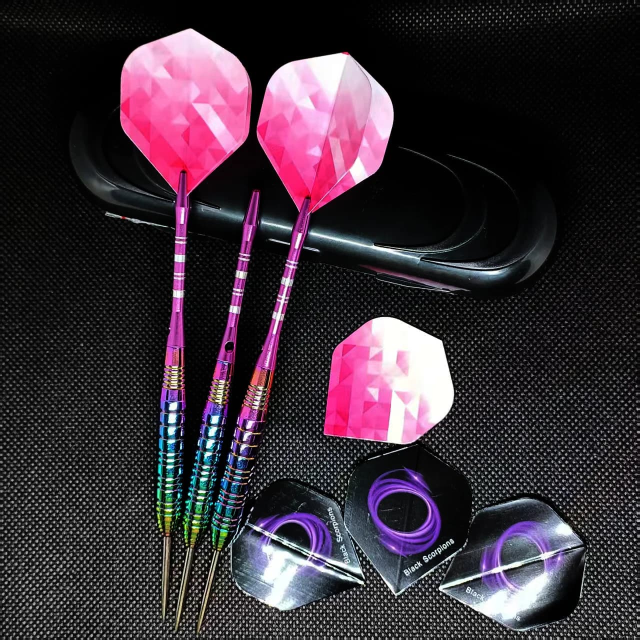 Nuovo set di freccette colorate Freccette professionali con punta in acciaio da 23 g con 6 voli in PET per giochi di freccette