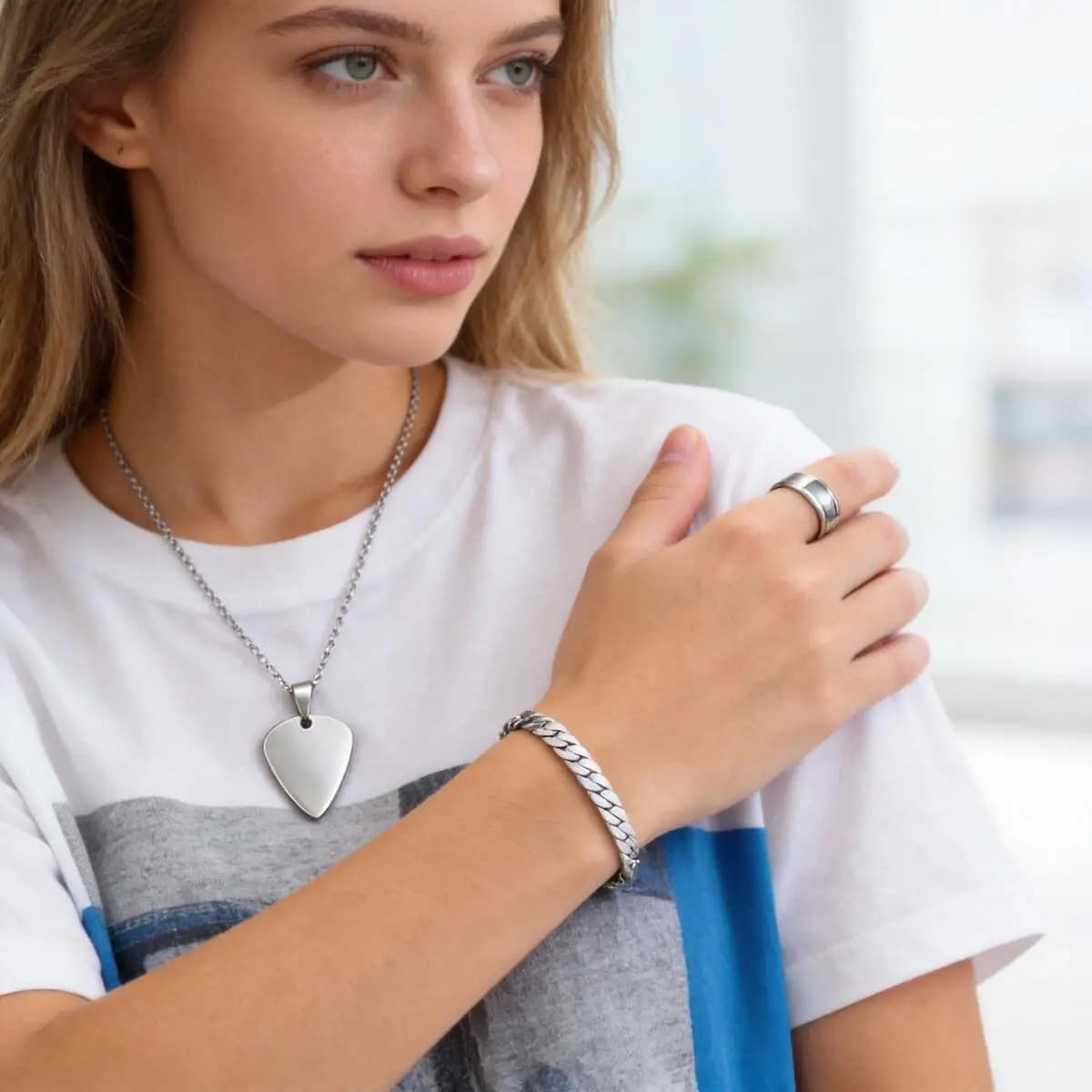 Collana con Ciondolo a Forma di Plettro da Chitarra Punk Rock, Bracciale con Catena NK, Set di Gioielli in Acciaio Inossidabile per Collo, Polso e Dita