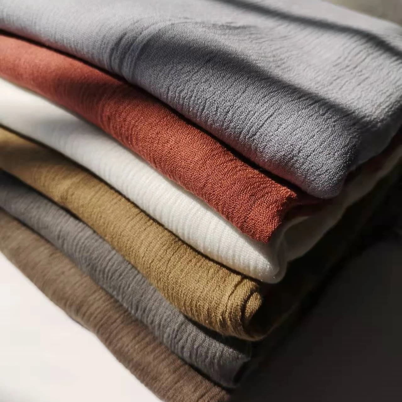 Sciarpa in viscosa di cotone morbido 61 colori Materiale rayon Hijab musulmano Foulard in tinta unita mediorientale con nappa
