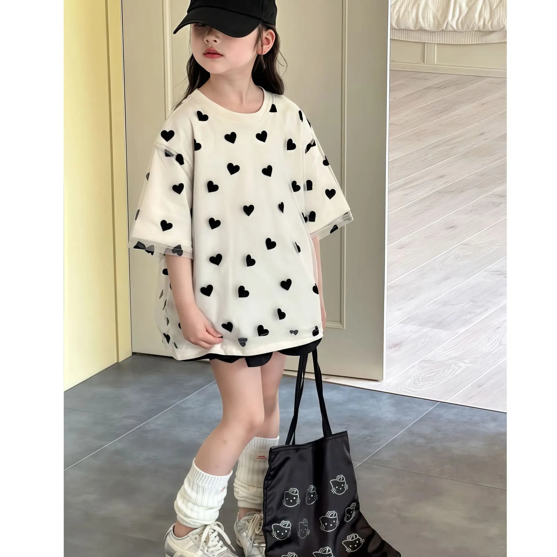 T-shirt estiva a maniche corte da bambina, nuova maglietta estiva in rete con motivo Love, top ampio e dolce, alla moda e versatile per bambini