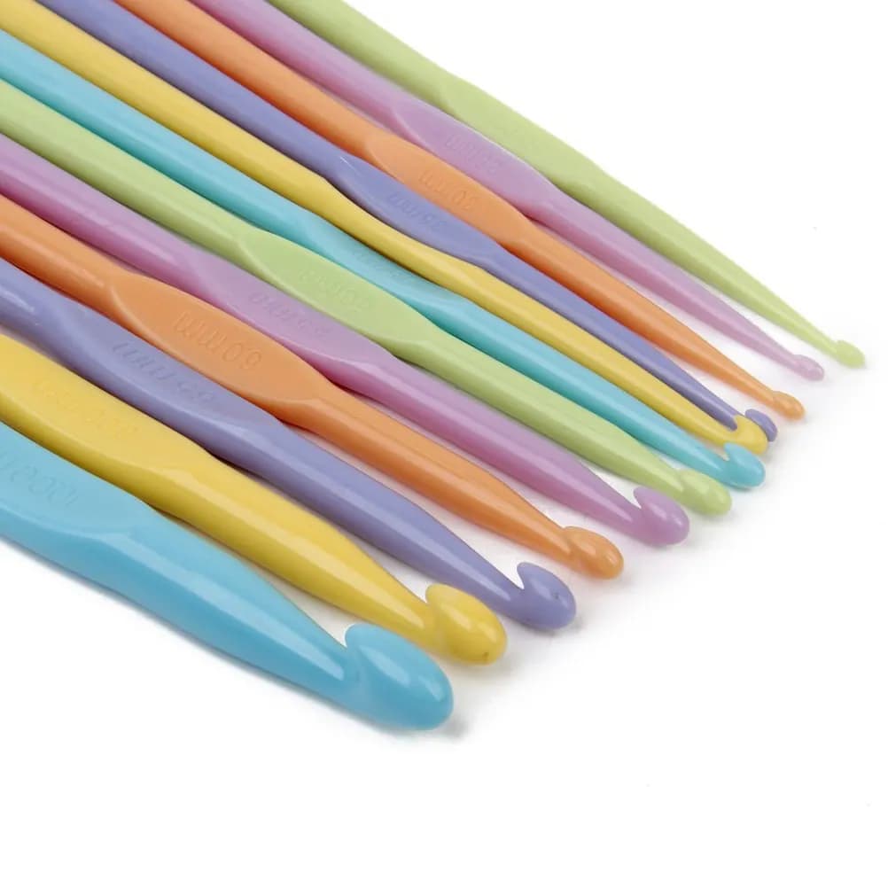 Set di 12 uncinetti colorati con manico in plastica, misure da 20mm a 100mm, per ridurre la pressione sul polso