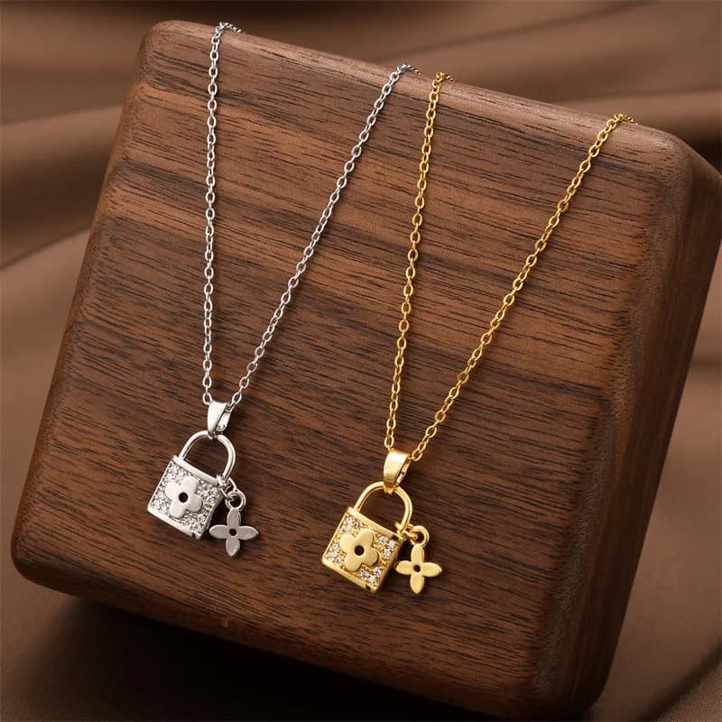 Collana alla Moda in Acciaio al Titanio con Ciondolo a Forma di Lucchetto per Donne, Design Unico, Accessorio Elegante
