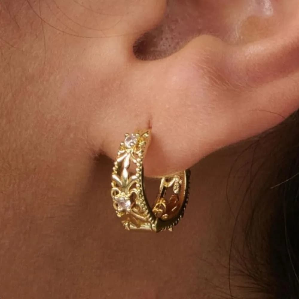 2Pcs Vintage High-End Carved Earrings, Gold Hollow Zircon Earrings, Elegant and Luxurious, Suitable for Various Occasions, Birthdays, and Holiday Gifts