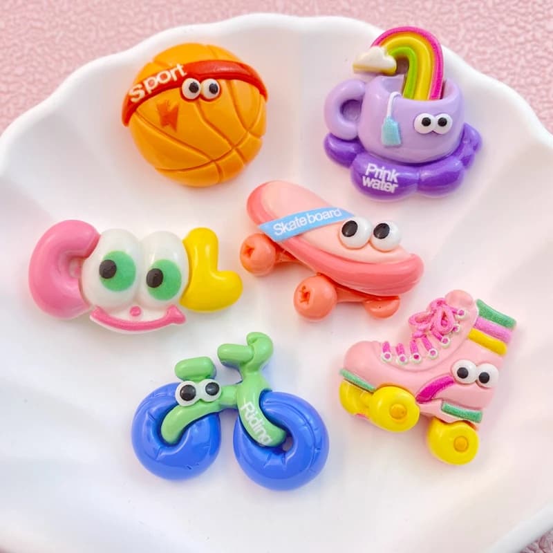 10 pezzi nuovi simpatici skateboard dei cartoni animati, pattini da ghiaccio, biciclette, cabochon in resina con retro piatto da basket decorazione artigianale di gioielli fai da te