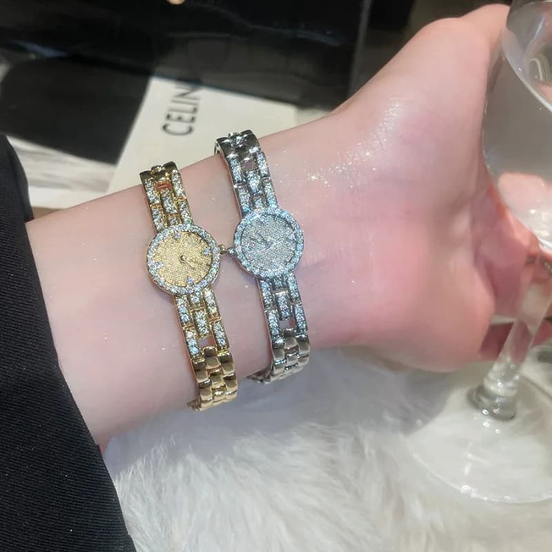 Bracciali con ciondolo a forma di orologio da polso geometrico con zirconi cubici CZ dal design unico Minar per donna, in rame placcato oro 18 carati e argento.