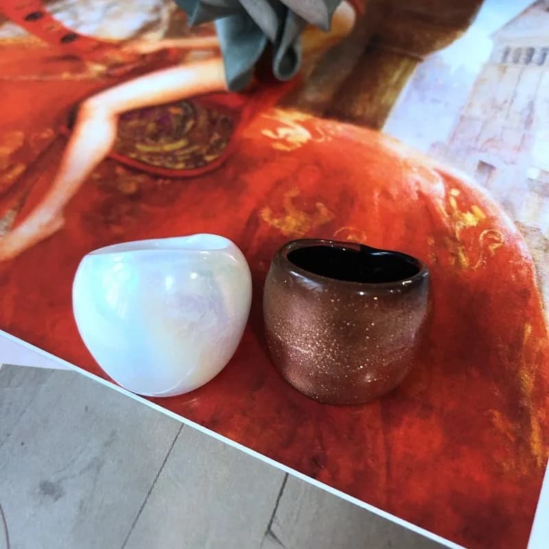 Anello Artigianale Medievale Smaltato Bianco Marrone a Colonna Larga