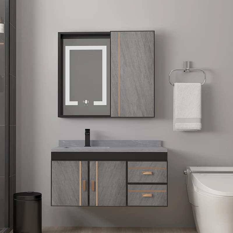 Mobile bagno sospeso con lavabo in ceramica e piano in pietra sinterizzata con maniglia dorata, specchio smart e armadietti - Promozione vendite
