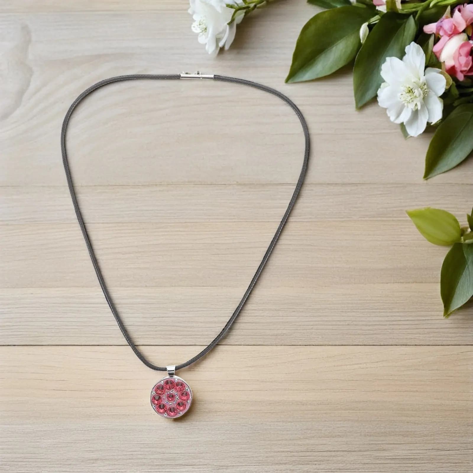 Accessori da golf da donna: Elegante segnapallina a collana, decorativo e alla moda, con brillantini