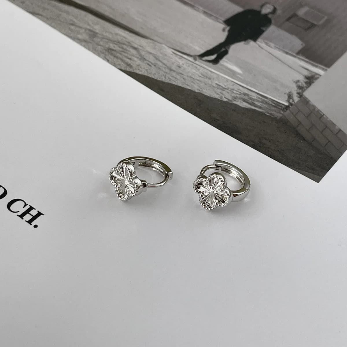 Women's Earrings with Lucky quadrifoil in Korean style, new popular style, high-end earrings, versatile, exquisite, niche design for women