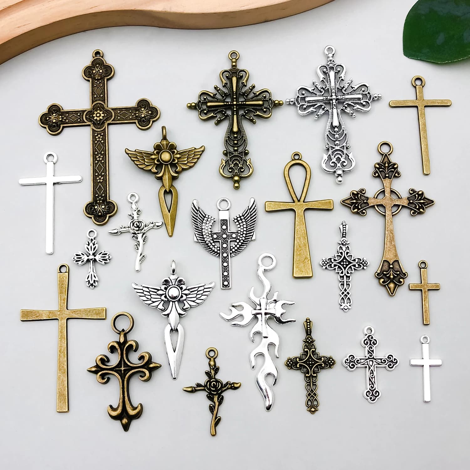 Accessori per ornamenti incrociati transfrontalieri di vendita calda, 21 stili di pendenti in lega vintage, materiali fai da te per collana di orecchini fatti a mano.