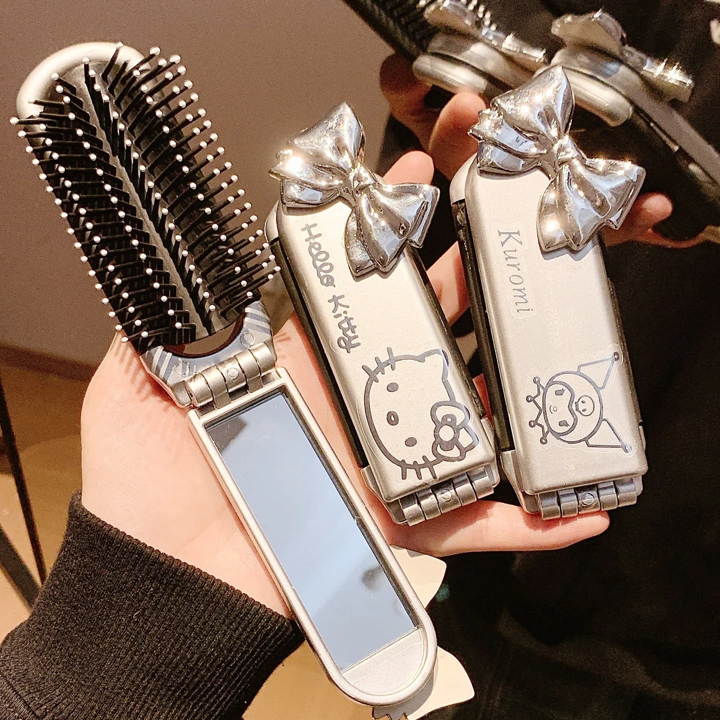 Pettine pieghevole Kawaii con airbag e specchio, design cartone animato Kuromi Pochacco Kitty Bow, compatto e portatile, strumento da viaggio per il trucco per donne e ragazze