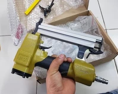 Nuovo 1 Pz V1015 Pneumatico V Chiodatrice Telaio Chiodatrice Aria Cucitrice utilizzare Chiodo 4*10.3mm L7-15mm per Sezione cerchio Telaio parete