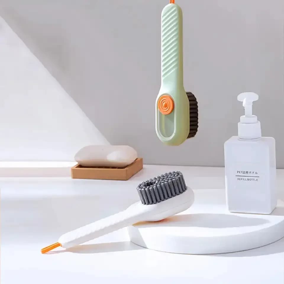 Spazzole per scarpe multifunzionali con dispenser di sapone Manico lungo Detergente per spazzole a setole morbide per prodotti per la pulizia della lavanderia domestica