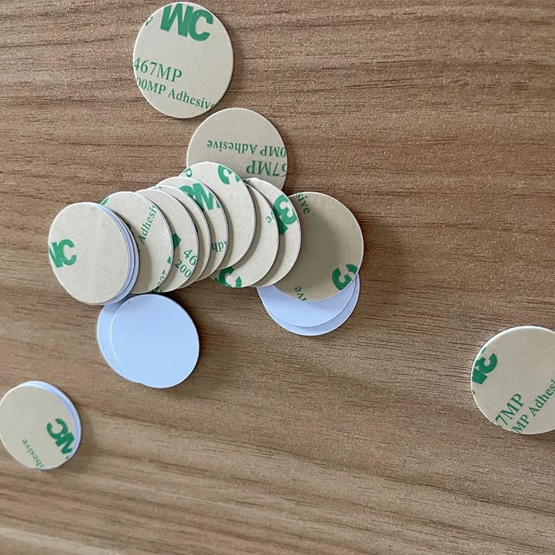 Chiave per etichette per carte con monete NFC da 50 pezzi con retro adesivo, N 215 13,56 MHz 504 byte, tag chiave NFC 215 Tag rotondi ultraleggeri con diametro di 25 mm